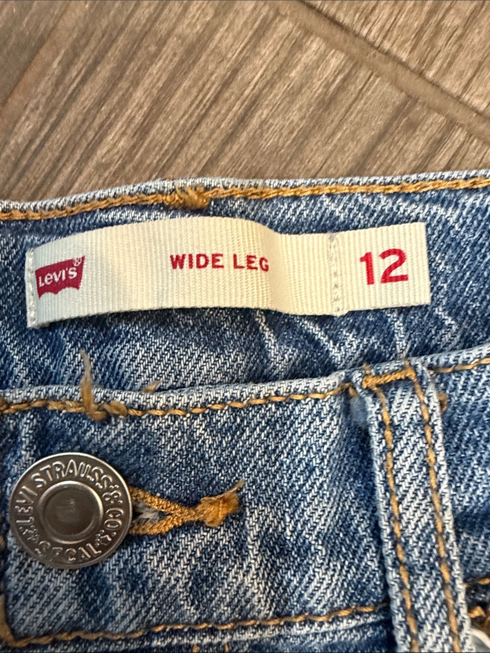 Levi's Light Wash Wide Leg Jeans with Cuffed Hem - Picture 4 of 4